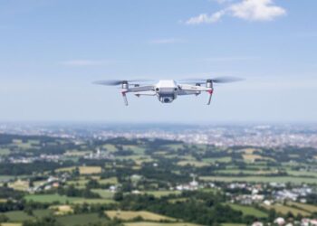 Drone volant au-dessus d'un paysage belge.