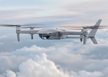 Drone volant près d'une aile d'avion stylisée.