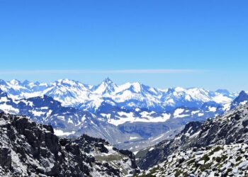 Paysage montagneux près de Grenoble, ciel dégagé.