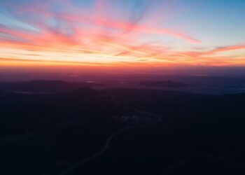 Vue aérienne des paysages californiens avec un drone.