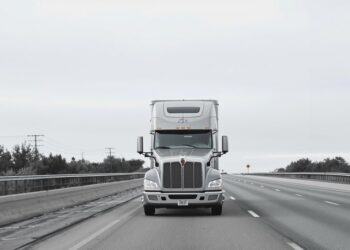 Camion garé, restriction routière, ciel gris