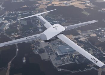 Drone WingtraRAY en vol au-dessus d'un paysage.