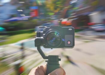 DJI Osmo Pocket 3 capturant une scène dynamique.
