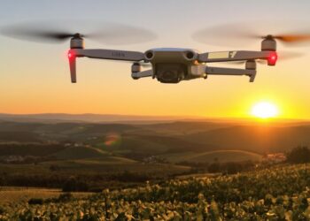 Drone volant au-dessus d'un paysage français