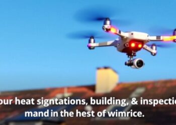 Drone avec caméra thermique survolent un bâtiment.