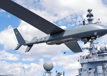 Drone militaire survolant un navire de guerre