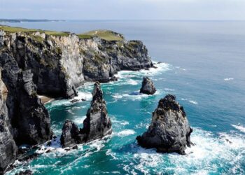 Drone survolant la côte bretonne sauvage.