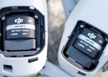 Drones DJI Air 3 et 3S côte à côte.