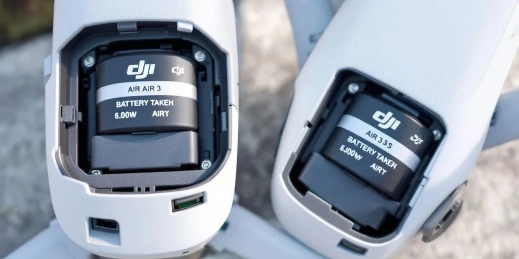 Drones DJI Air 3 et 3S côte à côte.