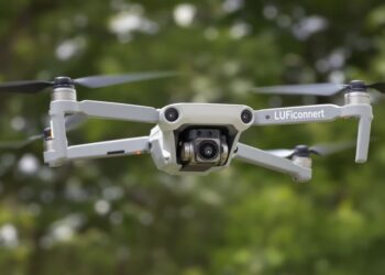 Drone Marut compact en vol extérieur.