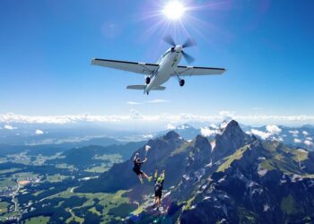 Avion, parachutistes, ciel bleu, montagne