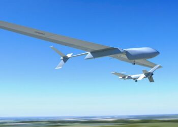 Drones ukrainiens modernes survolant, ciel bleu.