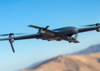 Drone militaire survolant un paysage clair.