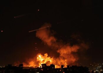 Drones, ciel nocturne, explosions, Kiev