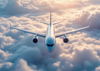 Avion moderne survolant des nuages.