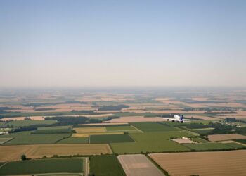 Avion survolant des champs du Gers.