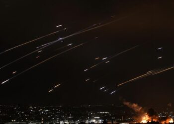 Drones et missiles russes survolant le ciel ukrainien la nuit.