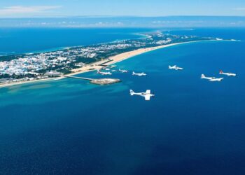 Avions volant près de la côte