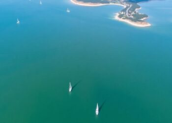 Vue aérienne du Golfe du Morbihan avec bateaux.