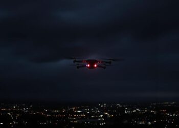 Drone, ciel orageux, survolant ville, ambiance inquiétante.