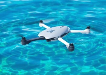 Nano drone HoverAir Aqua en vol au-dessus de l'eau.