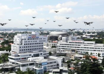 Vue aérienne de drones survolant des villes.