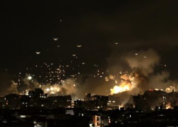 Drones russes bombardant des villes ukrainiennes la nuit.
