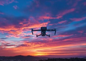 Drone DJI en vol avec des couleurs vives.