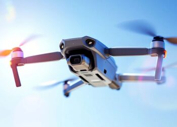 Drone DJI Neo en vol dans le ciel bleu.