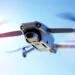 Drone DJI Neo en vol dans le ciel bleu.