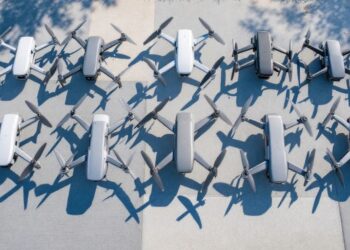 Vue aérienne de plusieurs drones DJI alignés.