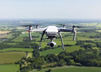 Drone survolant un paysage britannique verdoyant.