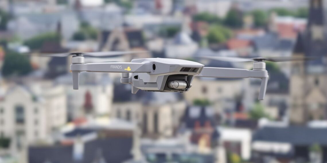 Drone moderne survolant des monuments français.