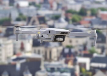 Drone moderne survolant des monuments français.