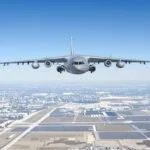 Avion militaire en vol au-dessus d'une base aérienne