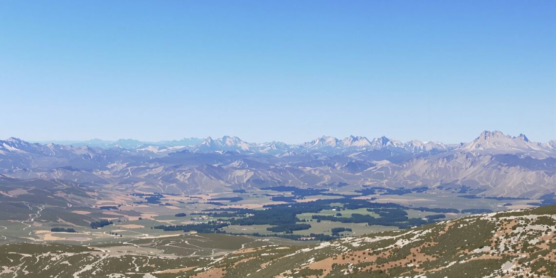 Paysage montagneux de la Cerdagne sous un ciel clair.
