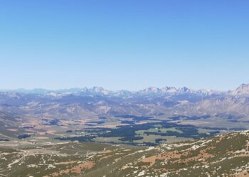 Paysage montagneux de la Cerdagne sous un ciel clair.