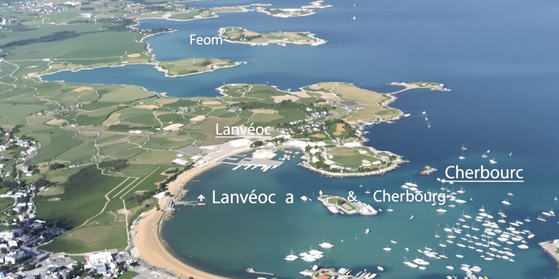 Paysage côtier avec mer et terres