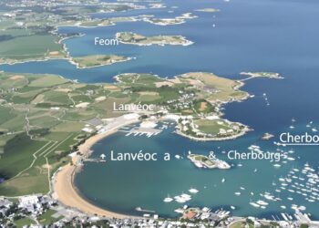 Paysage côtier avec mer et terres