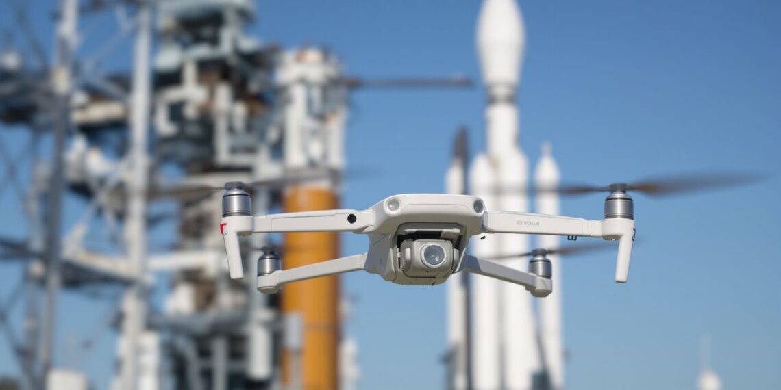 Drone et fusée dans le ciel