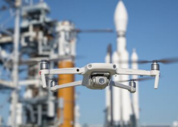 Drone et fusée dans le ciel