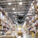 Un drone dans un entrepôt