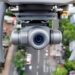Caméra de drone capturant une rue de ville