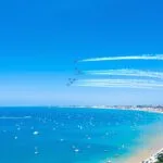 Avions effectuant des acrobaties au-dessus de Saint-Jean-de-Luz.