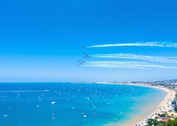 Avions effectuant des acrobaties au-dessus de Saint-Jean-de-Luz.
