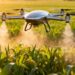 Drone agricole survolant un champ vert luxuriant.