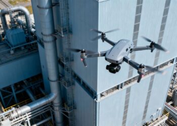 Drone effectuant une inspection aérienne d'une structure.