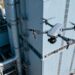 Drone effectuant une inspection aérienne d'une structure.