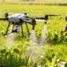 Drone agricole survolant un champ vert.