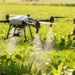 Drone agricole survolant un champ vert.
